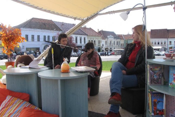 Ilustračný obrázok k článku Na námestí v Rožňave sa bude opäť čítať: Knihu vezmú do rúk dospeláci aj deti