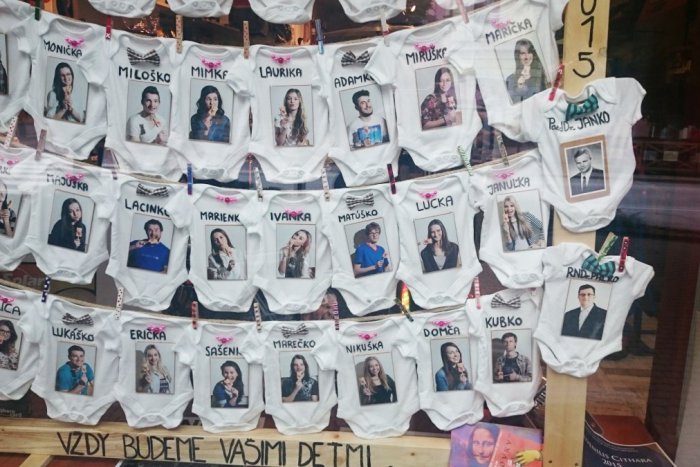 Ilustračný obrázok k článku Prešovskí študenti sa postarali o tablá od výmyslu sveta: Aha, čo všetko sa dá vidieť vo výkladoch