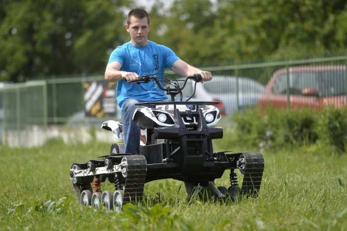 Ilustračný obrázok k článku Na Agrokomplexe uvidíme unikát: Terénne pásové vozidlo s elektrickým pohonom