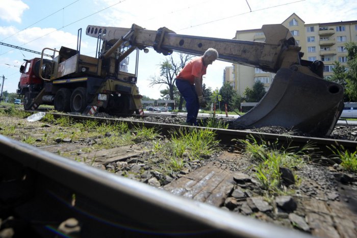 Ilustračný obrázok k článku Rekonštrukcia priecestia prinesie obmedzenia: Dvojkilometrové obchádzky aj zmena pre cestujúcich vlakmi!