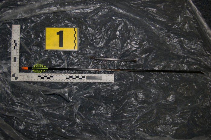 Ilustračný obrázok k článku Kuriózny prípad na žilinskom sídlisku: Muža na terase pohostinstva zasiahol šíp!