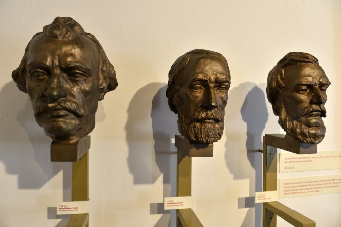 Ilustračný obrázok k článku Budova Úradu Trnavského kraja s novinkou: Zdobí ju busta Ľudovíta Štúra