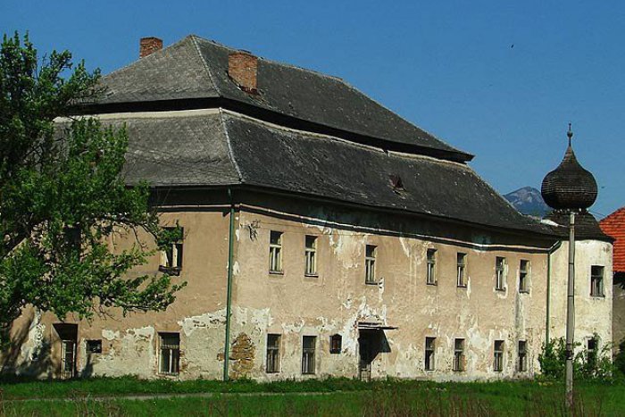 Ilustračný obrázok k článku Historická vzácnosť zo 16. storočia chátra: Tento objekt vo Vlachoch potrebuje opravu ako soľ