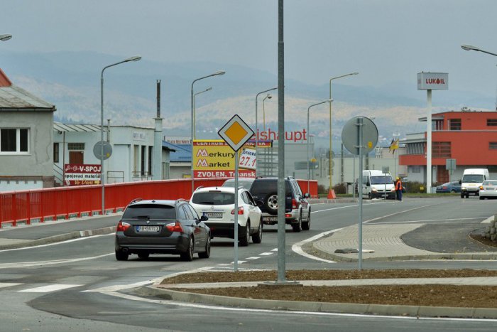 Ilustračný obrázok k článku Na Križovatke pod Hronským mostom sa zmení organizácia dopravy!