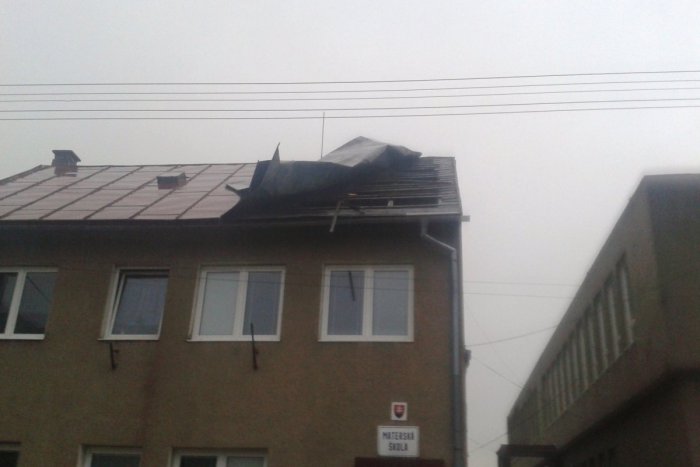 Ilustračný obrázok k článku Bielym Potokom sa prehnal minútový víchor: Strecha na materskej škôlke ho neustála