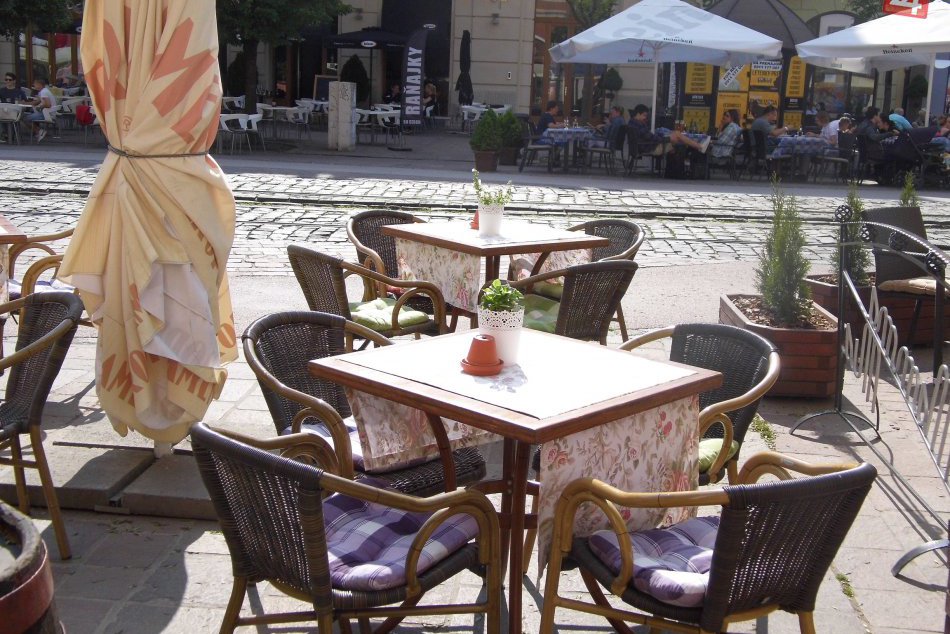 Ilustračný obrázok k článku FOTO: Letné terasy už v meste pribúdajú ako huby po daždi: Toľkoto posedení pred podnikmi sa dočkáme!
