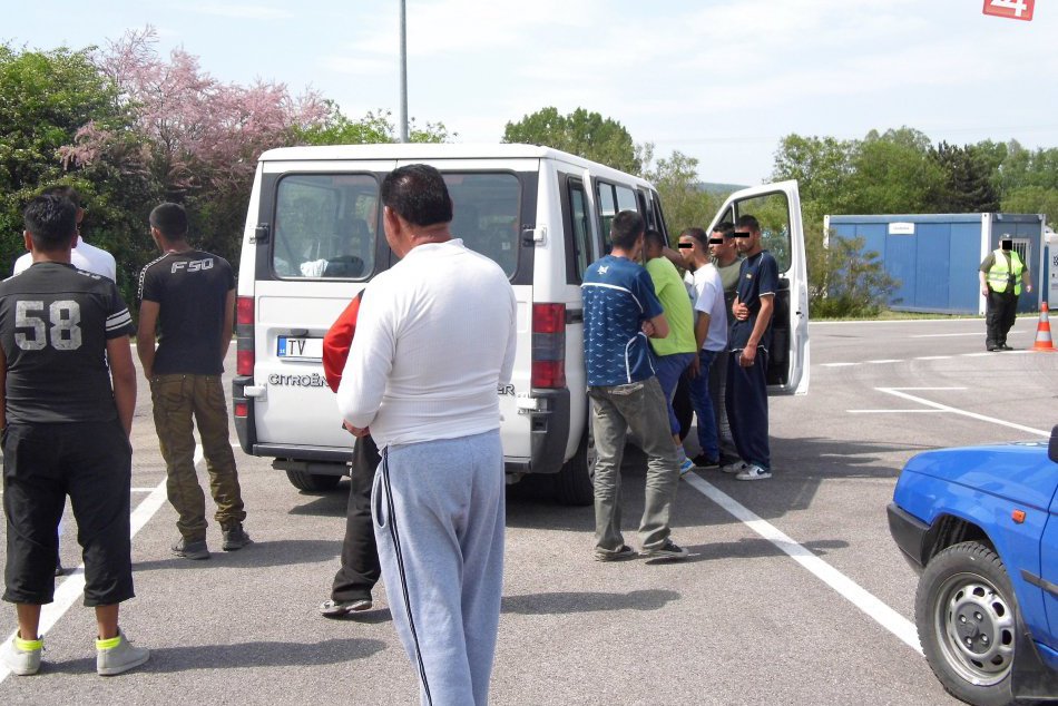 Ilustračný obrázok k článku Koľko mužov sa zmestí do minidodávky? Košickí colníci sa nestačili čudovať, toto ešte nevideli! FOTO