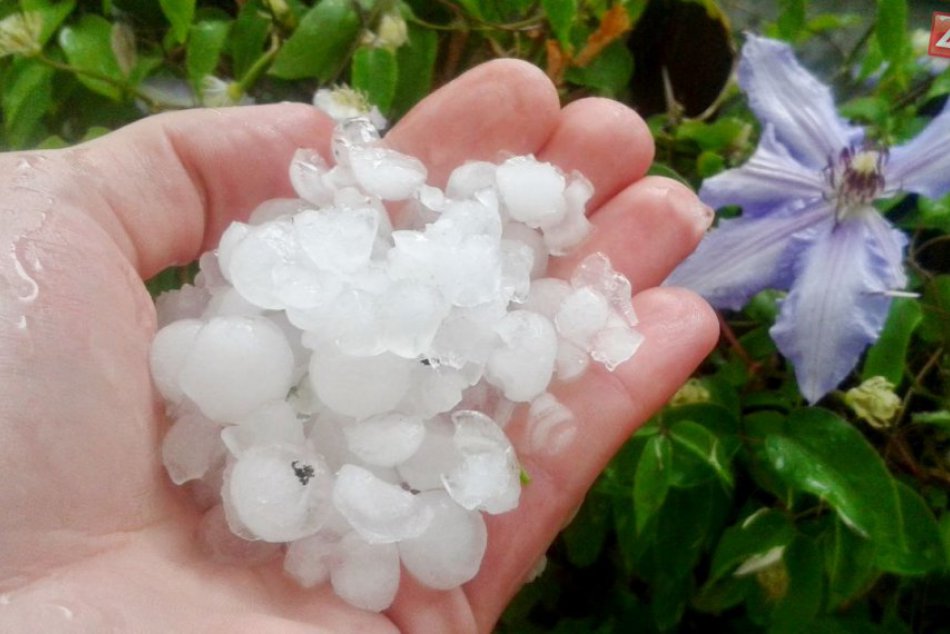 Ilustračný obrázok k článku Pozor na blesky a ľadovec! Humenné majú zasiahnuť búrky s krupobitím