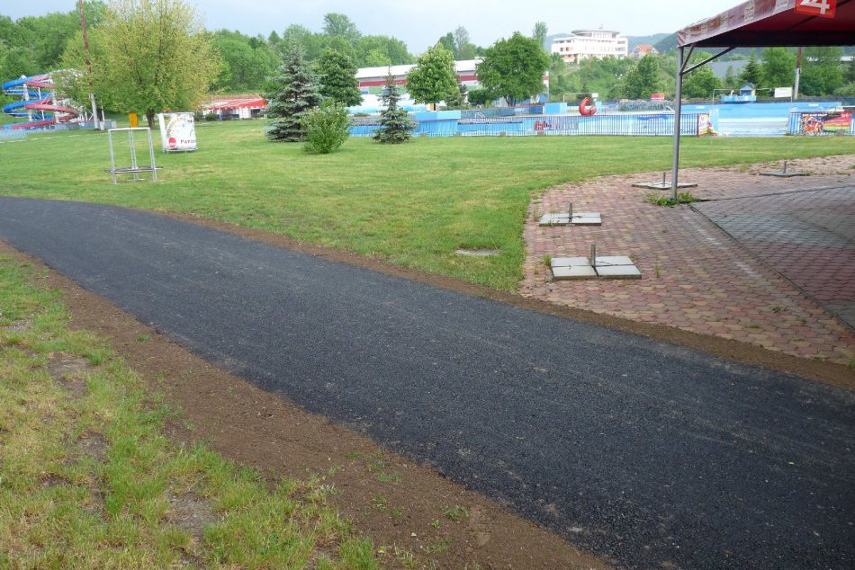 Ilustračný obrázok k článku Korčuliarska dráha, ďalší detský bazén aj nové lehátka... Areál bystrického kúpaliska prešiel veľkými zmenami