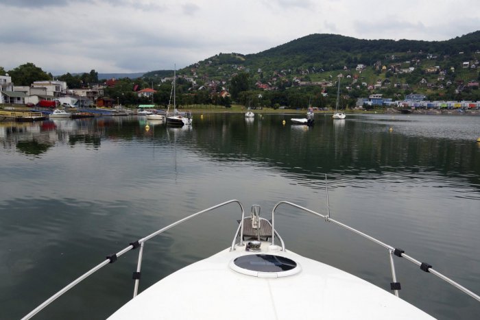 Ilustračný obrázok k článku Preslávili ho prírodné kino a bohaté kultúrne leto: Na Zemplínskej šírave ožíva obľúbený amfiteáter!