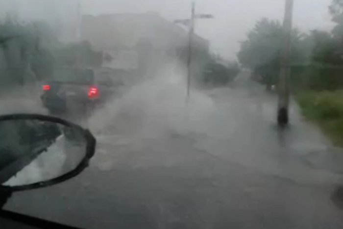 Ilustračný obrázok k článku VIDEO: Zatopené  ulice a padajúce krúpy. Silná búrka sa prehnala i Zlatými Moravcami