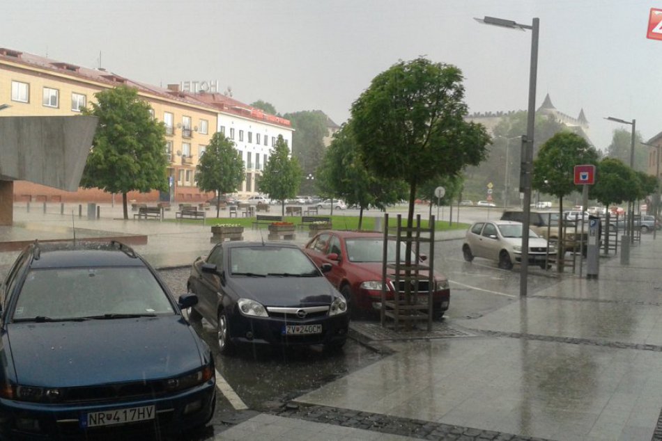 Ilustračný obrázok k článku Silná búrková smršť zachytená na VIDEU: Zvolen zažil krupobitie, aké už dávno nie