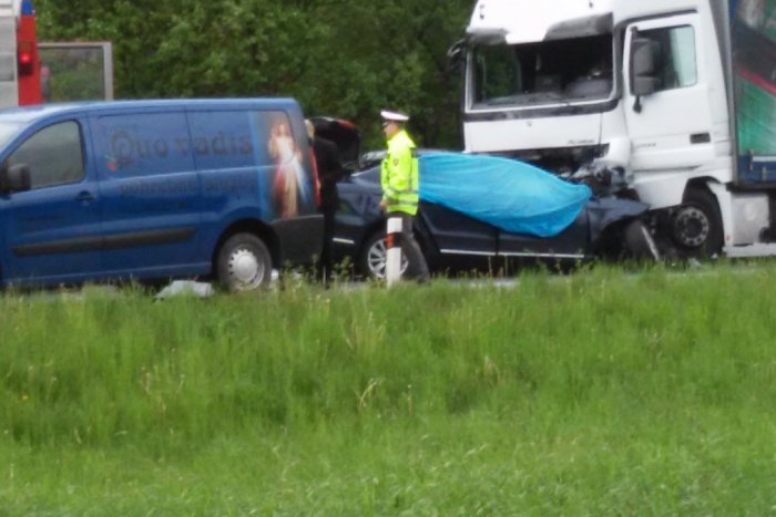 Ilustračný obrázok k článku FOTKY z vážnej nehody: Passat sa zrazil s kamiónom, dopadlo to tragicky!