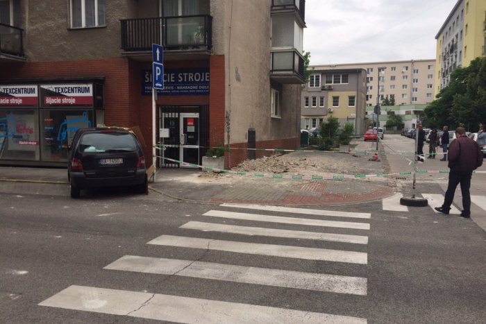 Ilustračný obrázok k článku Búrka narobila škody aj na budovách a poškodila autá