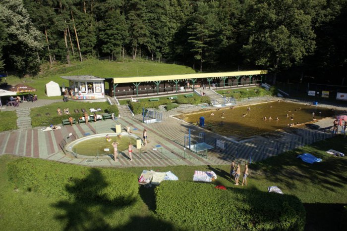 Ilustračný obrázok k článku Užite si v bazéne vodu ako v kúpeľných domoch: Kedy otvoria kúpalisko na Sliači a koľko zacvakáme?