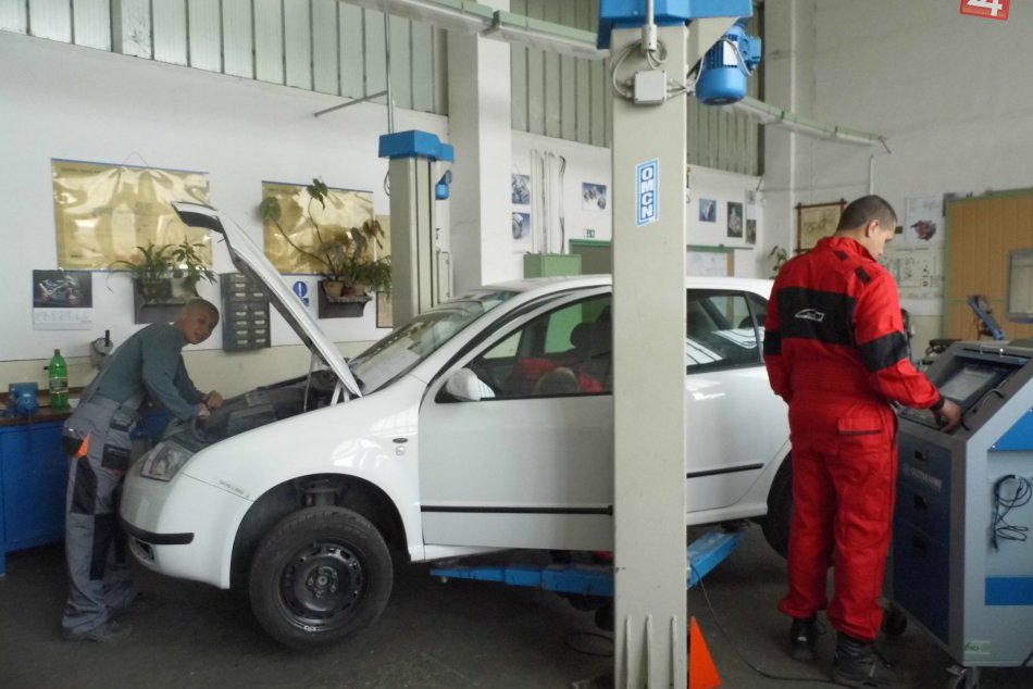 Ilustračný obrázok k článku Niektorí v oblekoch, iní zvolili monterky: Skúška dospelosti na automobilke FOTO