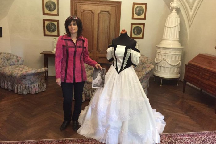 Ilustračný obrázok k článku Obrazom: Presná replika korunovačnej róby kráľovnej Alžbety