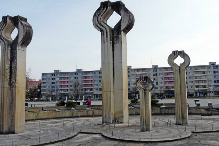 Ilustračný obrázok k článku Kamenné kvety na Rúbanisku II? Podľa poslanca Oravca ich tu nik nechce, otvorený odkaz pre primátorku Lučenca!