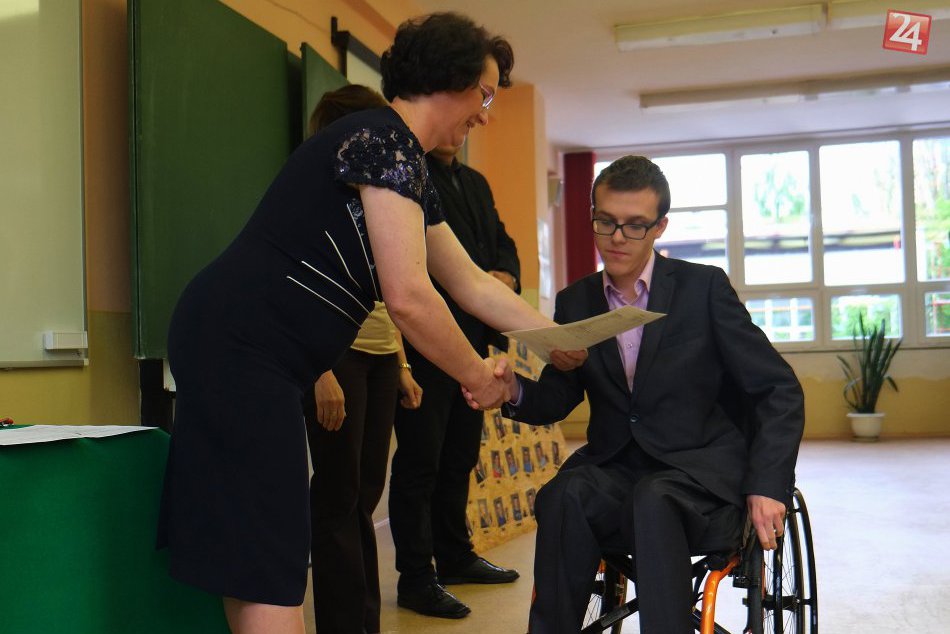 Ilustračný obrázok k článku Športovci spoločne s hendikepovanými: Popradskí gymnazisti zo špecifickej triedy si prebrali maturitné vysvedčenia