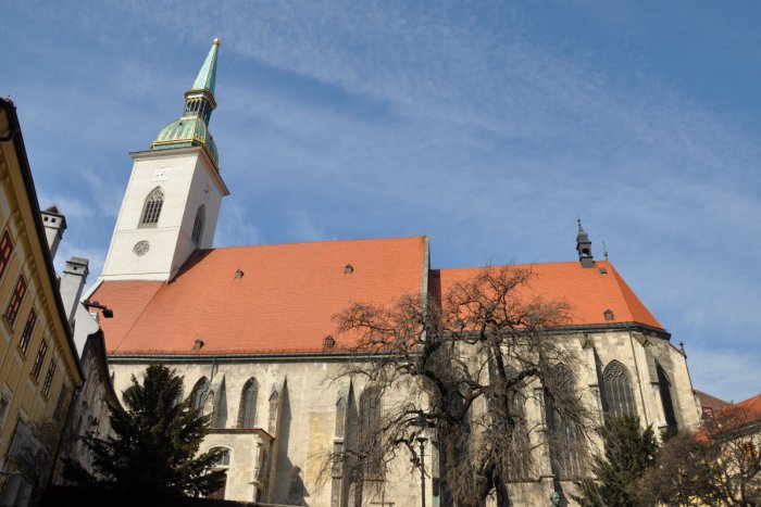 Ilustračný obrázok k článku Videodokument „Čo v sebe ukrýva Bratislava“: Nad Dómom svätého Martina vyčnieva veža, ktorá prevyšuje všetky ostatné v meste