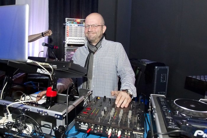 Ilustračný obrázok k článku Rado Mešša patrí k elite dídžejov z Prešova: Zažil už všeličo, aj svadby, kde sa bili celé rodiny