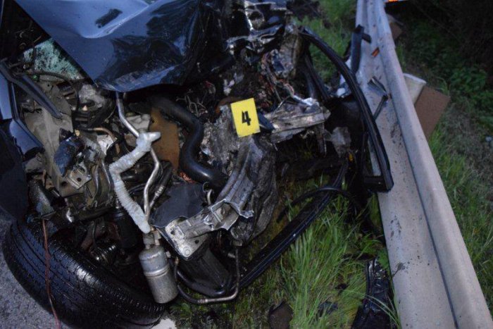 Ilustračný obrázok k článku Tragická nehoda osobného auta a dvoch kamiónov: Zakliesnenému mužovi už nebolo pomoci!