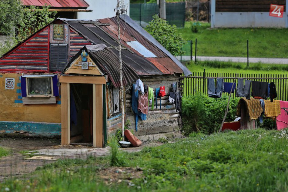 Ilustračný obrázok k článku Bývajú v nelegálne postavených domoch: Problémy minority chcú riešiť