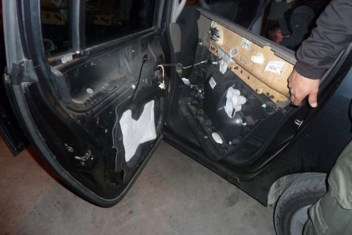 Ilustračný obrázok k článku Úlovky colníkov vo Vyšnom Nemeckom: FOTO auta, kde bolo ukrytých 107 500 kusov cigariet!