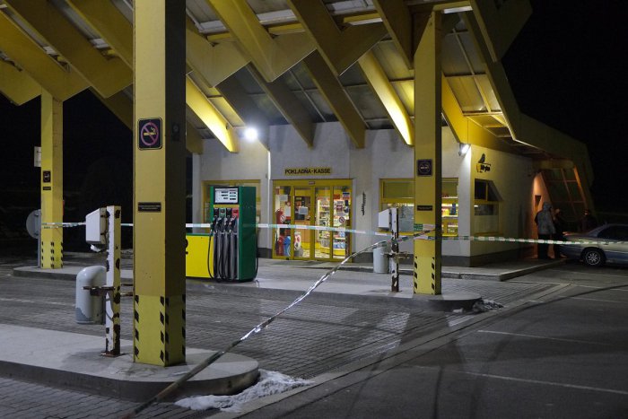 Ilustračný obrázok k článku Akčná noc na košickej benzínke: Lupič rozbil vchodové dvere a namieril si to k pokladni!