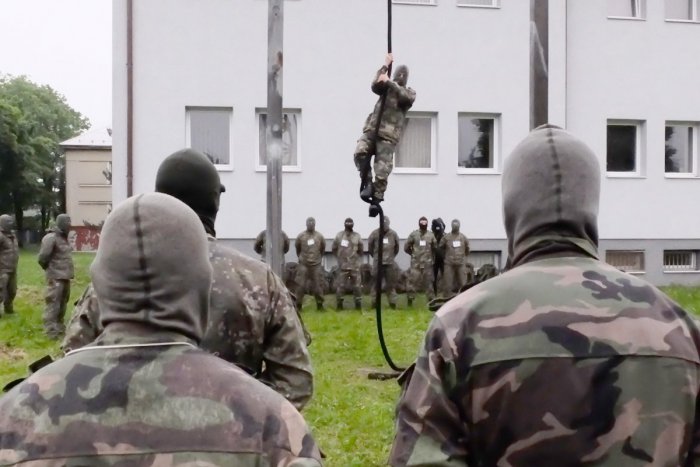 Ilustračný obrázok k článku Ako prebieha výber do 5. pluku v Žiline? Behy so zbraňou aj riešenia hlavolamov! FOTO