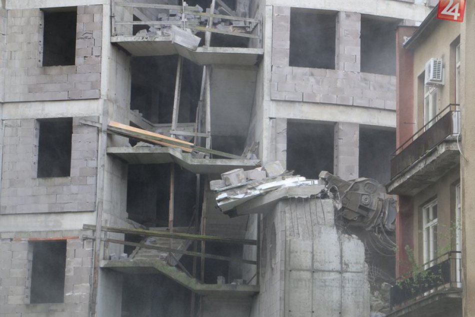 Ilustračný obrázok k článku FOTKY, ktoré vás chytia za srdce: Takto sa búra nedostavaný skelet nemocnice, nasadili aj vodné delo!