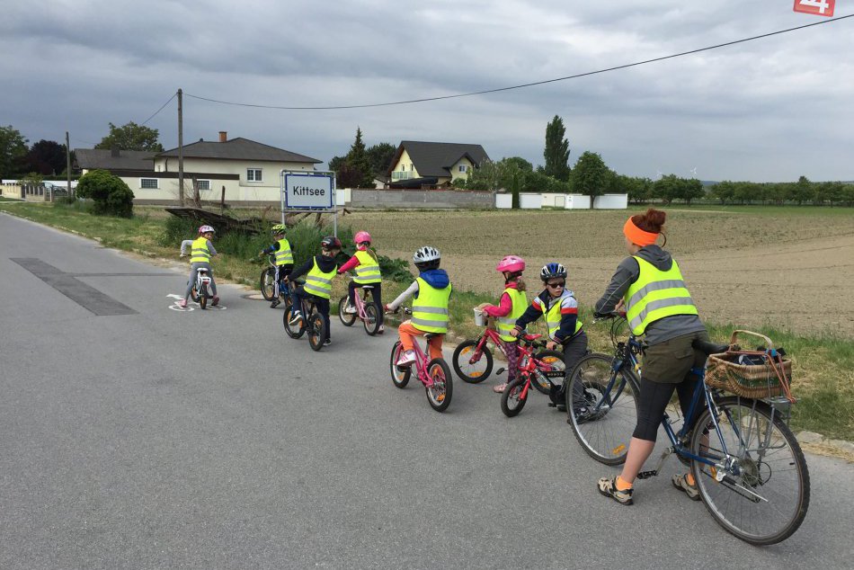 Ilustračný obrázok k článku Do Rakúska na bicykli? Pre tieto deti žiaden problém. O našej histórii sa učia na dvoch kolesách