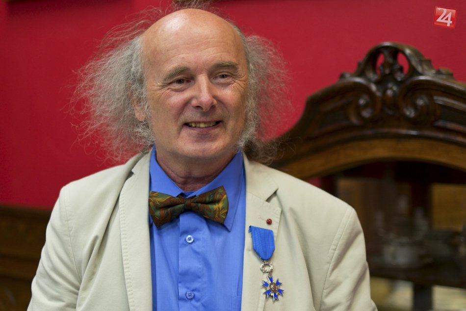 Ilustračný obrázok k článku Dostalo sa mu veľkej pocty: Šéf rómskeho súboru Kesaj Tchave získal štátne vyznamenanie od francúzskeho veľvyslanca