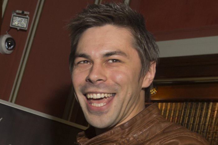 Ilustračný obrázok k článku Fanúšikovia Mandolíny sa môžu tešiť: Adam Ďurica vyrazí na tour, medzi desiatkou miest aj Humenné