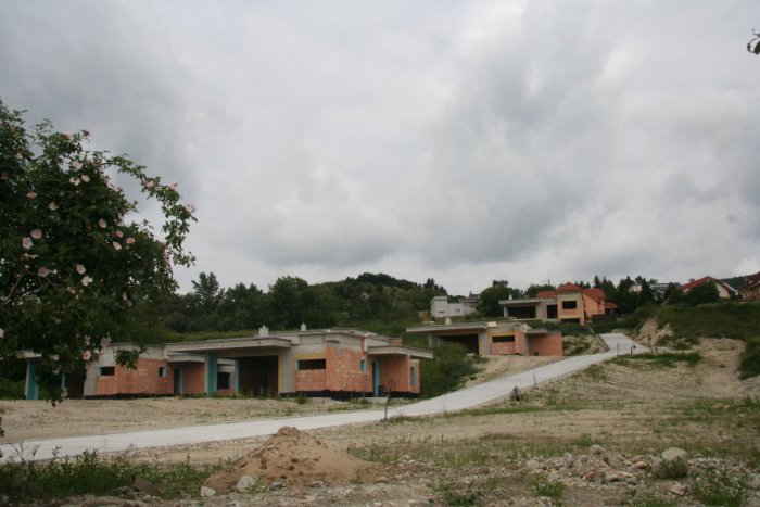 Ilustračný obrázok k článku Rača bojuje proti piatim čiernym stavbám. Začalo sa trestné stíhanie voči stavebníkovi