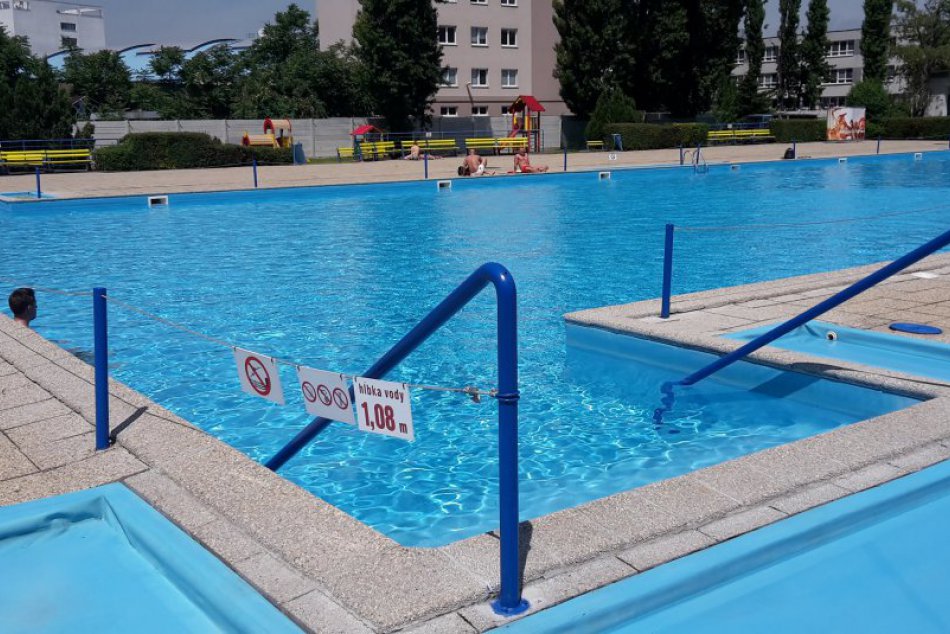 Ilustračný obrázok k článku Oddnes sú otvorené tri bratislavské kúpaliská. Vo vode sa už osviežite, ale v stánku s občerstvením ešte nie