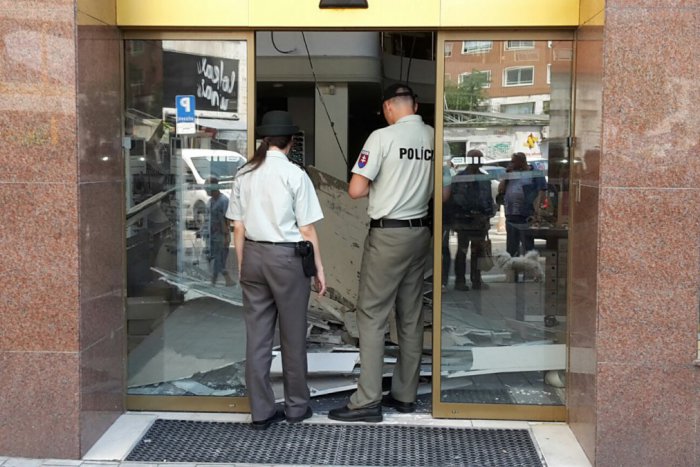 Ilustračný obrázok k článku V predajni Baťa na Dunajskej ulici padol strop. Privalil jednu zákazníčku