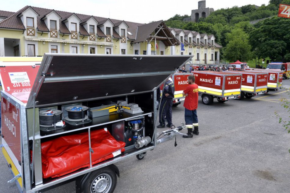 Ilustračný obrázok k článku Zavíta k nám podpredseda vlády Robert Kaliňák: Odovzdá protipovodňové vozíky aj pre obce z nášho okresu!