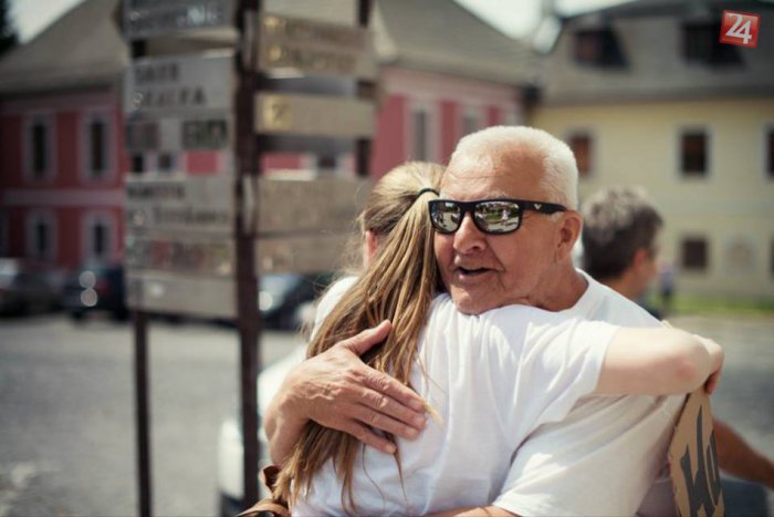 Ilustračný obrázok k článku Nebuďte prekvapení, keď sa vám niekto vrhne do náručia na ulici či v práci: Žilinu opäť zaplavia objatia!