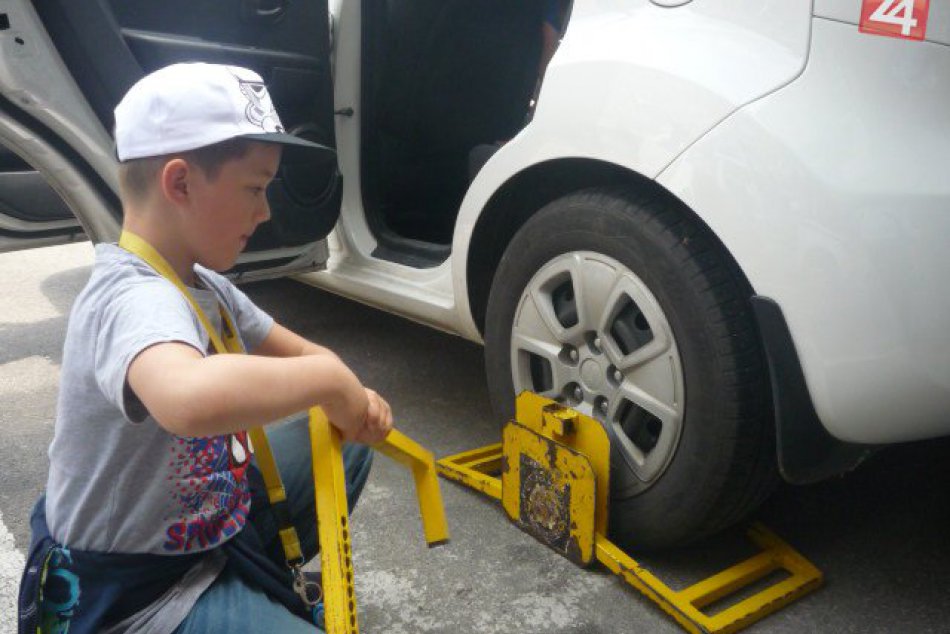 Ilustračný obrázok k článku U mestskáčov bolo rušno: Deti na policajnom skútri či v elektromobile, zakladali aj papuče FOTO