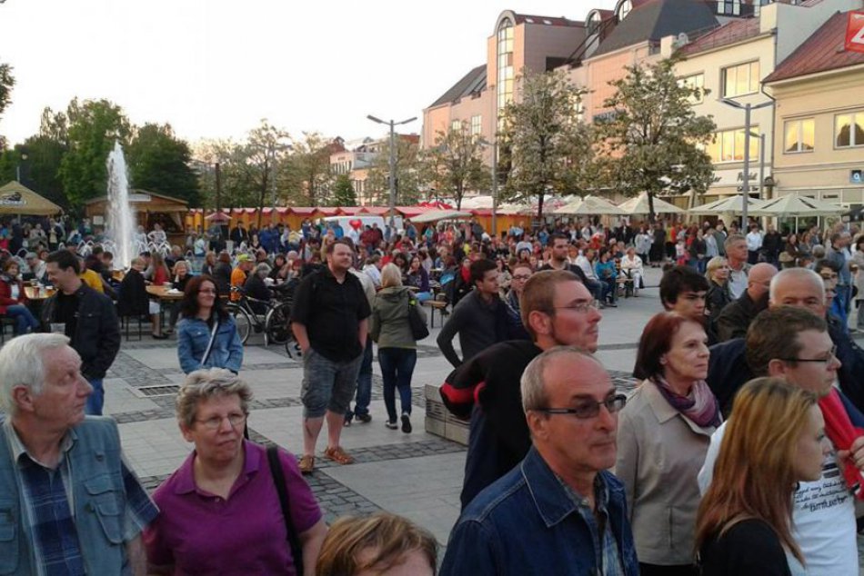 Ilustračný obrázok k článku Ako znovu pritiahnuť ľudí na zvolenské námestie? Mesto vymyslelo nedeľné korzá!