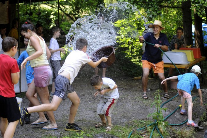 Ilustračný obrázok k článku 40 detí zo sociálne slabších rodín si užilo letný tábor: Nechýbali tvorivé dielne, výlety, či karneval