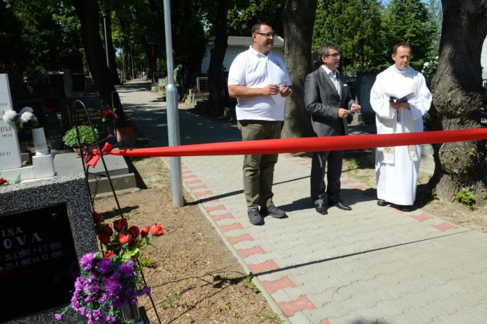 Ilustračný obrázok k článku V Prievoze symbolicky otvorili zrekonštruovaný cintorín
