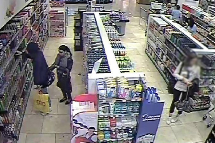 Ilustračný obrázok k článku Využila nepozornosť a ukradla peňaženku: Polícia pátra po tejto žene, nespoznáte ju?