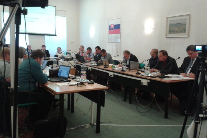 Ilustračný obrázok k článku Abel o eseročke, ktorá mala podporiť cestovný ruch v Brezne: Toto je klasický príklad tunelu!