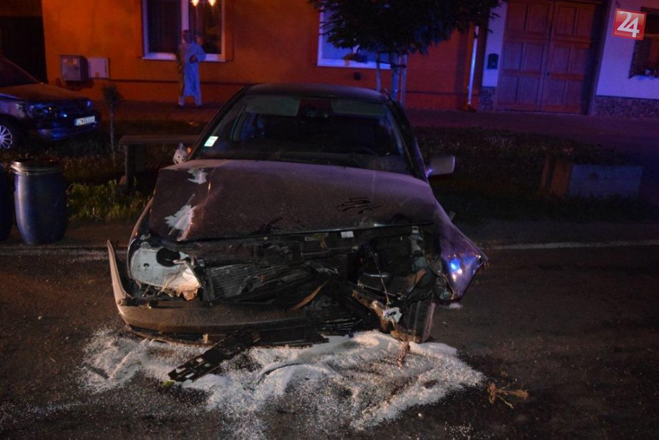 Ilustračný obrázok k článku FOTO z nehody pri Moravciach: Srb (27) narazil do kvetináčov, dopravnej značky aj citroenu!