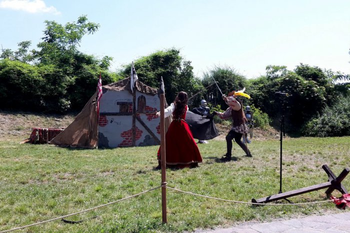 Ilustračný obrázok k článku Devín sa vrátil do minulosti. Zaplavili ho renesanční rytieri na koňoch + FOTO