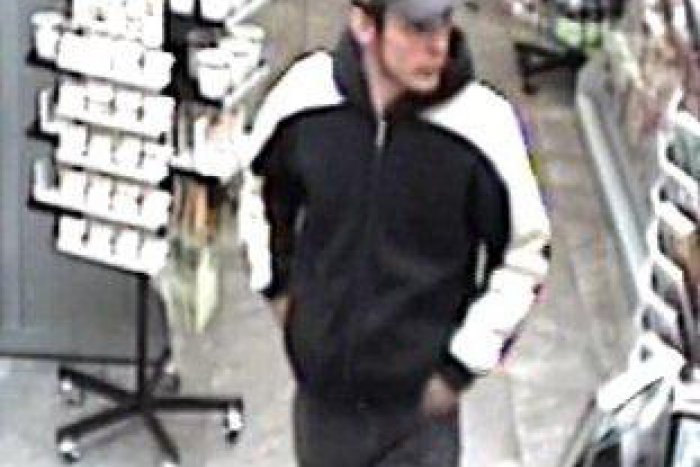 Ilustračný obrázok k článku Poznáte tohto muža? V obchode opakovane platil kradnutou kartou