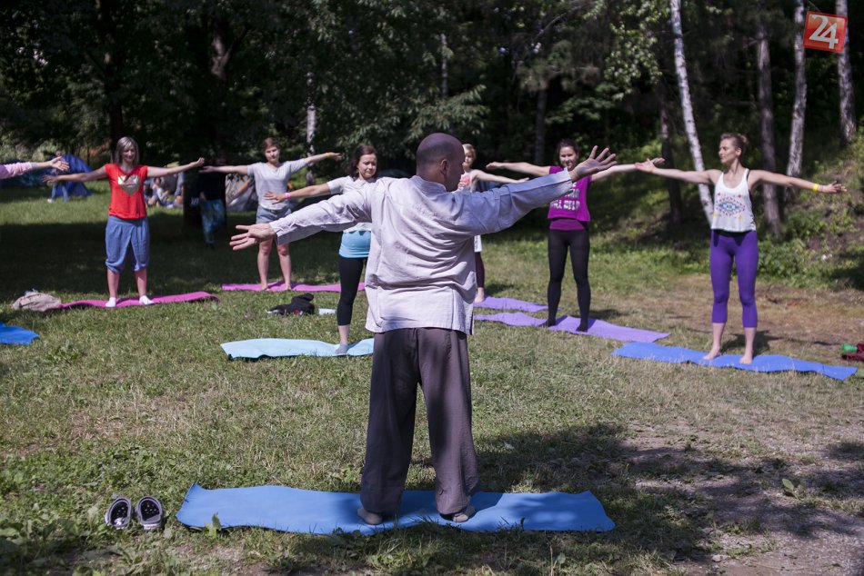 Ilustračný obrázok k článku Čo sa to ide diať? Vo Zvolene sa môžete zabaviť na joge smiechu a to ešte nie je všetko!