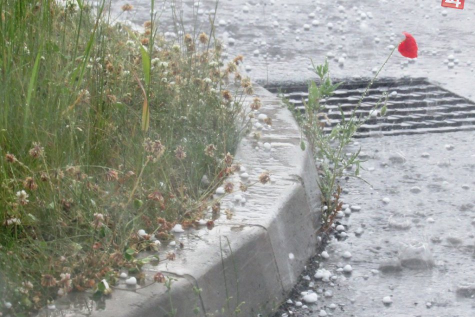 Ilustračný obrázok k článku Takto to vyzeralo počas prietrže: Vodiči v panike zachraňovali autá, krupobitie stoplo premávku na D1!